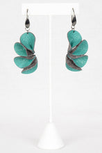 Load image into Gallery viewer, Lily's Flower Earrings