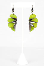 Load image into Gallery viewer, Lily's Flower Earrings