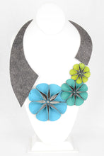 Load image into Gallery viewer, Lily's Flower Necklace