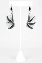 Load image into Gallery viewer, Lily's Flower Earrings
