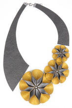 Load image into Gallery viewer, Lily's Flower Necklace