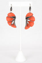 Load image into Gallery viewer, Lily&#39;s Flower Earrings