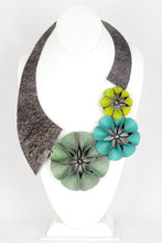 Load image into Gallery viewer, Lily&#39;s Flower Necklace