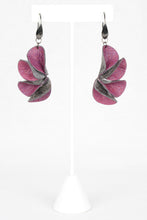 Load image into Gallery viewer, Lily&#39;s Flower Earrings